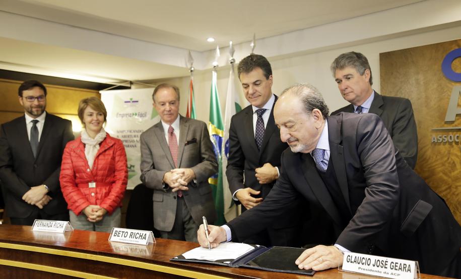 Jucepar integra Secretaria da Fazenda no sistema que facilita abertura de empresas no PR