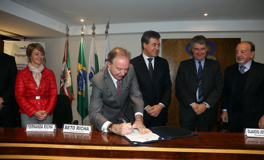 Jucepar integra Secretaria da Fazenda no sistema que facilita abertura de empresas no PR A Secretaria de Estado da Fazenda e a Junta Comercial do Paraná (Jucepar) firmaram nesta quarta-feira (23) convênio para a integração de cadastros empresariais no sistema Empresa Fácil Paraná, o convênio foi assinado pelo governador Beto Richa, o secretário estadual da Fazenda, Mauro Ricardo Costa, e o presidente da Junta Comercial, Ardisson Akel, durante um encontro com empresários na Associação Comercial do Paraná (ACP), em Curitiba.Curitiba, 23/08/2017.Foto: Orlando Kissner/ANPr