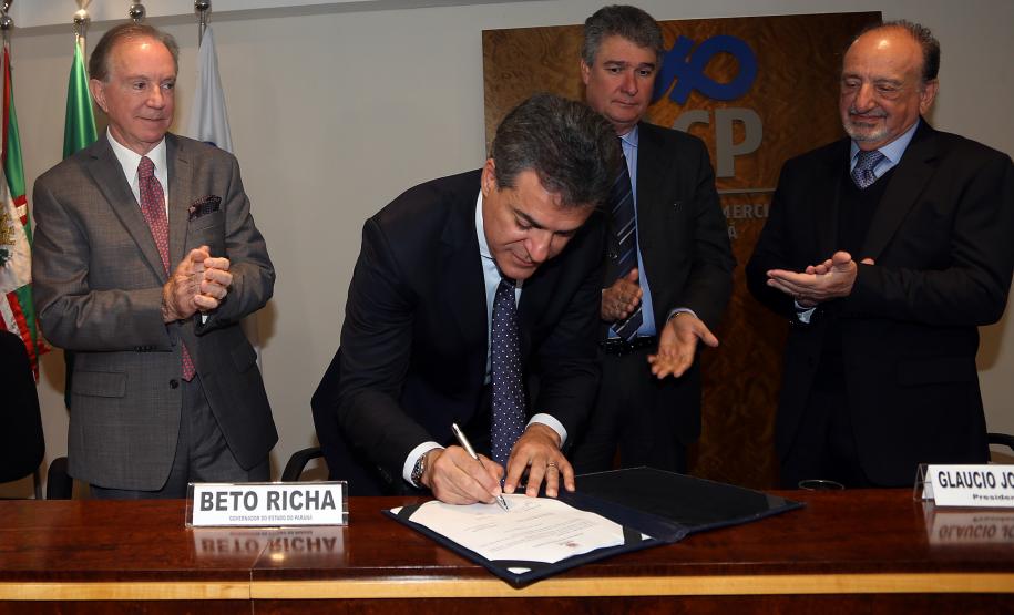 Jucepar integra Secretaria da Fazenda no sistema que facilita abertura de empresas no PR A Secretaria de Estado da Fazenda e a Junta Comercial do Paraná (Jucepar) firmaram nesta quarta-feira (23) convênio para a integração de cadastros empresariais no sistema Empresa Fácil Paraná, o convênio foi assinado pelo governador Beto Richa, o secretário estadual da Fazenda, Mauro Ricardo Costa, e o presidente da Junta Comercial, Ardisson Akel, durante um encontro com empresários na Associação Comercial do Paraná (ACP), em Curitiba.Curitiba, 23/08/2017.Foto: Orlando Kissner/ANPr