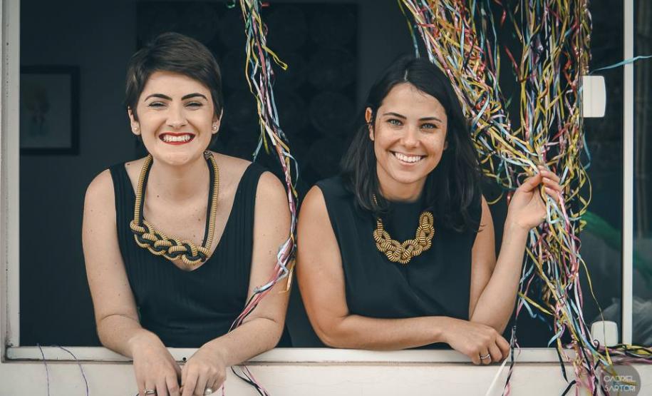 Facilidade para abrir empresas ajuda a sair da informalidade As amigas Camila e Gabriela resolveram apostar em sair da informalidade e a loja de roupas que começou virtual agora tem endereço próprio