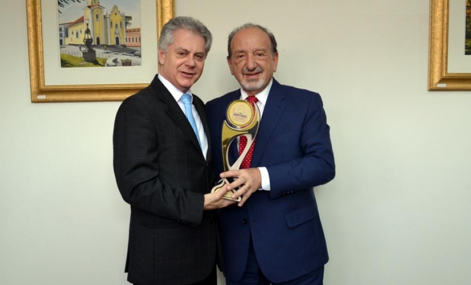 Presidente da Jucepar recebe homenagem do Sescap