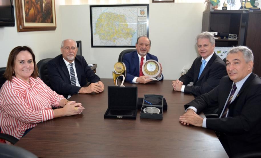 Presidente da Jucepar recebe homenagem do Sescap