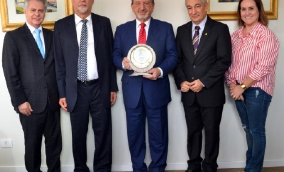 Presidente da Jucepar recebe homenagem do Sescap