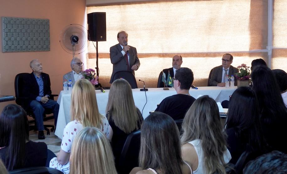 Os 53 novos servidores da Junta Comercial do Paraná (Jucepar) empossados pelo governador Beto Richa na última semana, iniciaram oficialmente suas atividades na autarquia nesta quinta-feira (5). Eles foram recepcionados no prédio que abrigará o Centro de Documentação do órgão pelo secretário da Administração e da Previdência, Fernando Ghignone, e pelo presidente da Jucepar, Ardisson Akel.Curitibaq, 05/04/2018.Foto: Evandro Fadel/SEAP