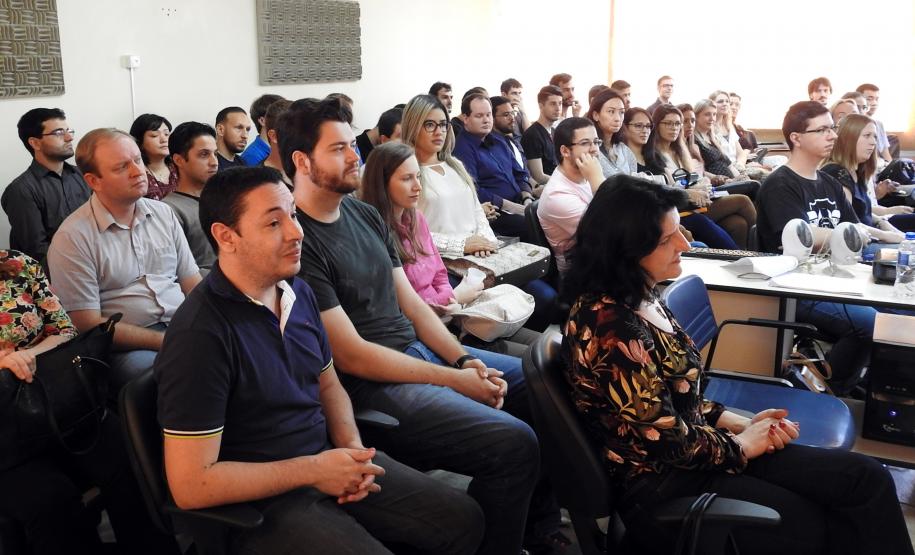 Os 53 novos servidores da Junta Comercial do Paraná (Jucepar) empossados pelo governador Beto Richa na última semana, iniciaram oficialmente suas atividades na autarquia nesta quinta-feira (5). Eles foram recepcionados no prédio que abrigará o Centro de Documentação do órgão pelo secretário da Administração e da Previdência, Fernando Ghignone, e pelo presidente da Jucepar, Ardisson Akel.Curitibaq, 05/04/2018.Foto: Evandro Fadel/SEAP