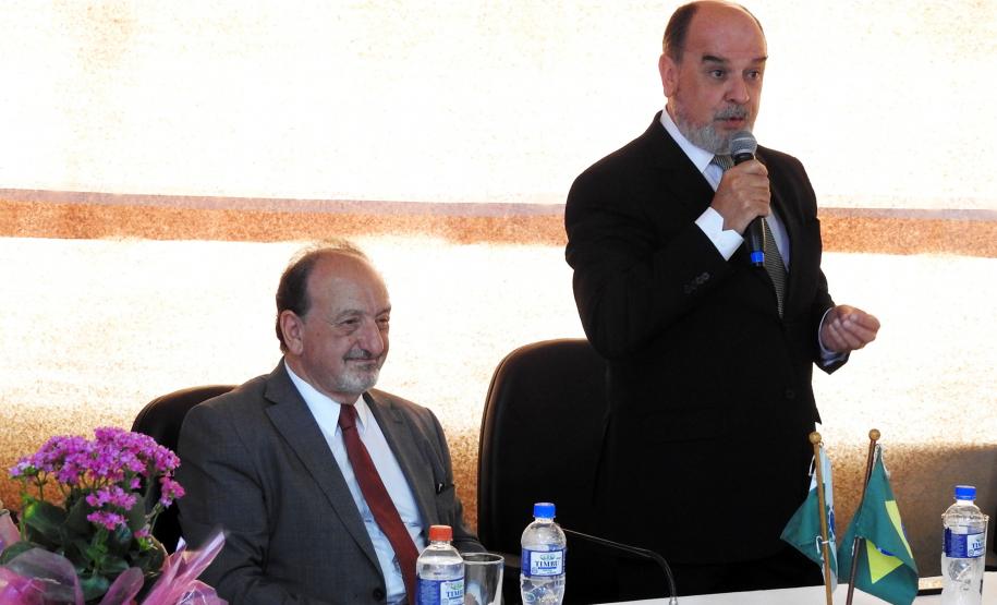 Os 53 novos servidores da Junta Comercial do Paraná (Jucepar) empossados pelo governador Beto Richa na última semana, iniciaram oficialmente suas atividades na autarquia nesta quinta-feira (5). Eles foram recepcionados no prédio que abrigará o Centro de Documentação do órgão pelo secretário da Administração e da Previdência, Fernando Ghignone, e pelo presidente da Jucepar, Ardisson Akel.Curitibaq, 05/04/2018.Foto: Evandro Fadel/SEAP