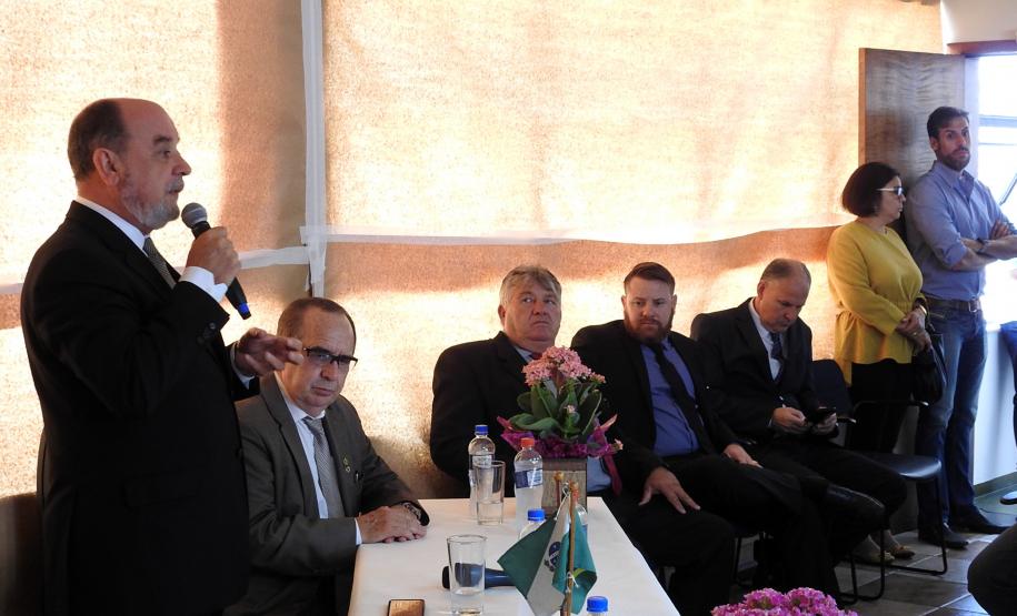 Os 53 novos servidores da Junta Comercial do Paraná (Jucepar) empossados pelo governador Beto Richa na última semana, iniciaram oficialmente suas atividades na autarquia nesta quinta-feira (5). Eles foram recepcionados no prédio que abrigará o Centro de Documentação do órgão pelo secretário da Administração e da Previdência, Fernando Ghignone, e pelo presidente da Jucepar, Ardisson Akel.Curitibaq, 05/04/2018.Foto: Evandro Fadel/SEAP