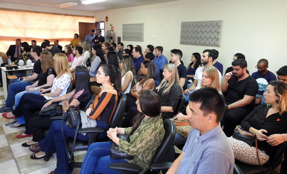 Os 53 novos servidores da Junta Comercial do Paraná (Jucepar) empossados pelo governador Beto Richa na última semana, iniciaram oficialmente suas atividades na autarquia nesta quinta-feira (5). Eles foram recepcionados no prédio que abrigará o Centro de Documentação do órgão pelo secretário da Administração e da Previdência, Fernando Ghignone, e pelo presidente da Jucepar, Ardisson Akel.Curitibaq, 05/04/2018.Foto: Evandro Fadel/SEAP