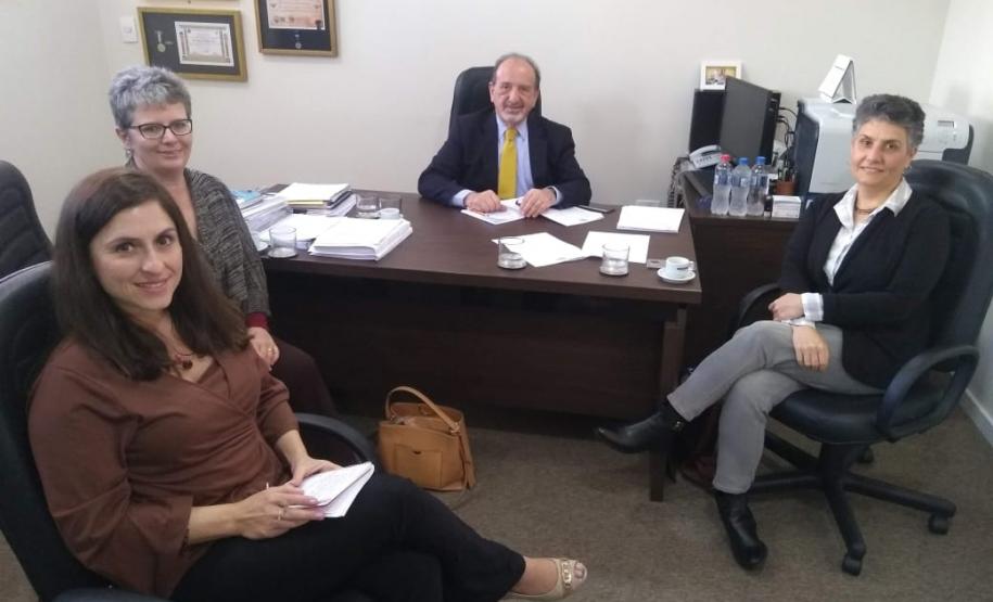 Jucepar estuda a possibilidade de realizar concurso para tradutores Jucepar estuda a possibilidade de realizar concurso para tradutores