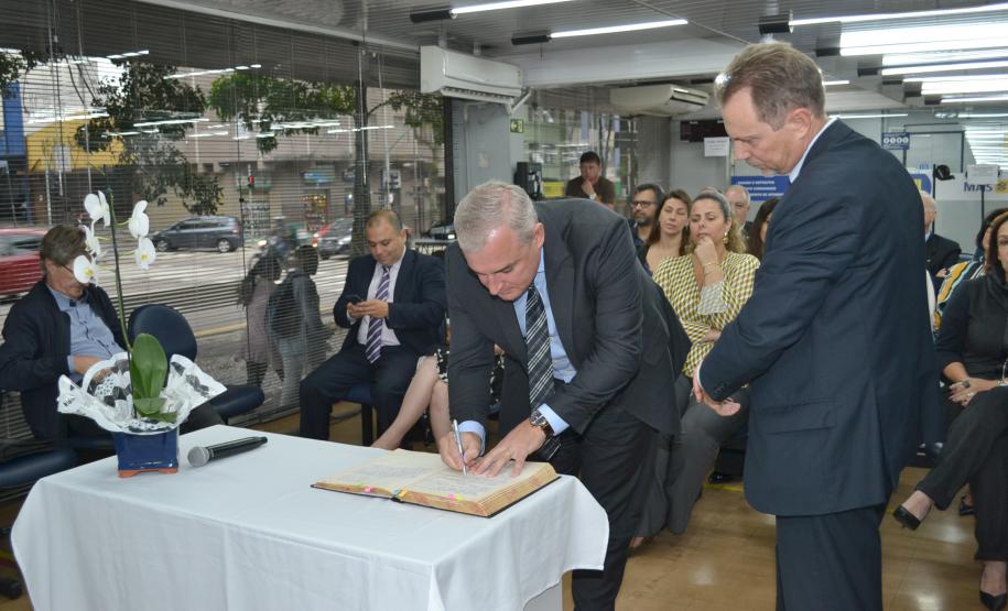 011 Diretoria também assina termo