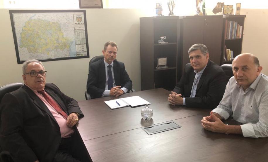 DIRETORIA DA JUCEPAR RECEBE AUTORIDADES DE MARINGÁ Reunião teve como foco: a integração