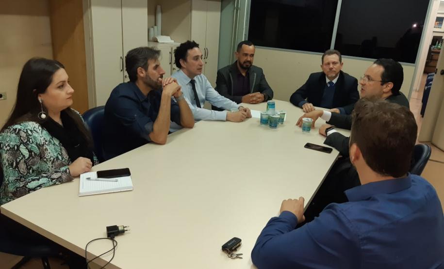 Mesa de Discussão Após palestra, JUCEPAR foi seu destino na Capital Paranaense