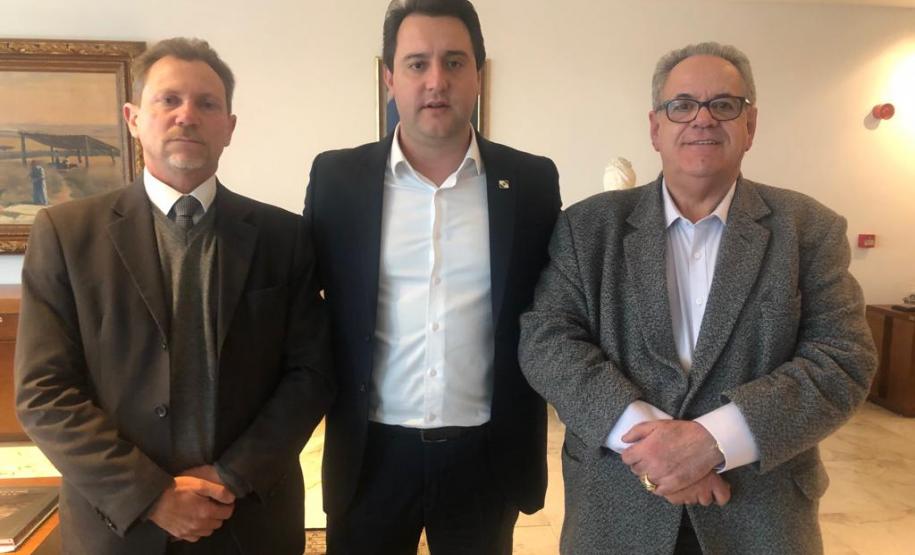 Sebastião Rigoni, Carlos Massa Ratinho Júnior, Sebastião Motta Na última terça-feira (24/09/2019) o Governador do Estado do Paraná, Carlos Massa Ratinho Junior, recebeu para audiência em seu gabinete o Presidente da JUCEPAR, Dr. Marcos Rigoni e o Vice-Presidente, Sebastião Mota.