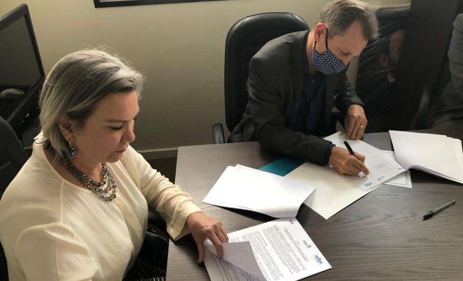 Assinatura de Contrato de Gestão Presidente da Jucepar assina contrato de Gestão com E-Paraná Comunicação