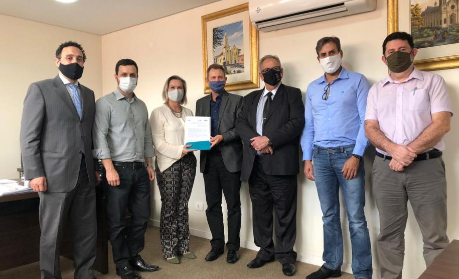 Assinatura de Contrato de Gestão Presidente da Jucepar, Marcos Rigoni de Mello e a Diretora Presidente da E-Paraná Comunicação, Clecy Amadori, acompanhados de suas equipes, após assinatura do Contrato de Gestão.